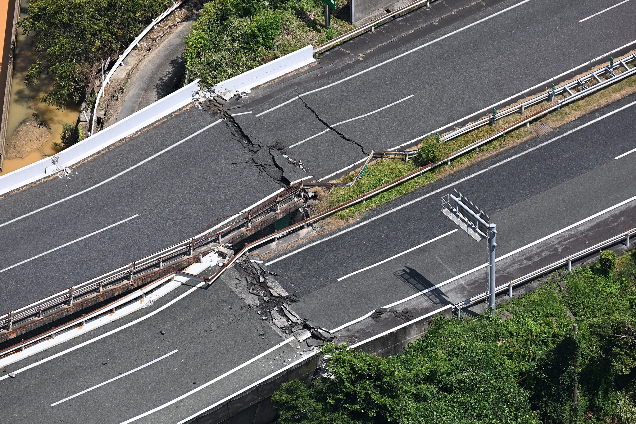 Kyushu Expressway is destroyed by a massive earthquake in Yatsushiro City, Kumamoto Prefecture, Japan, July 29, 2026. /VCG