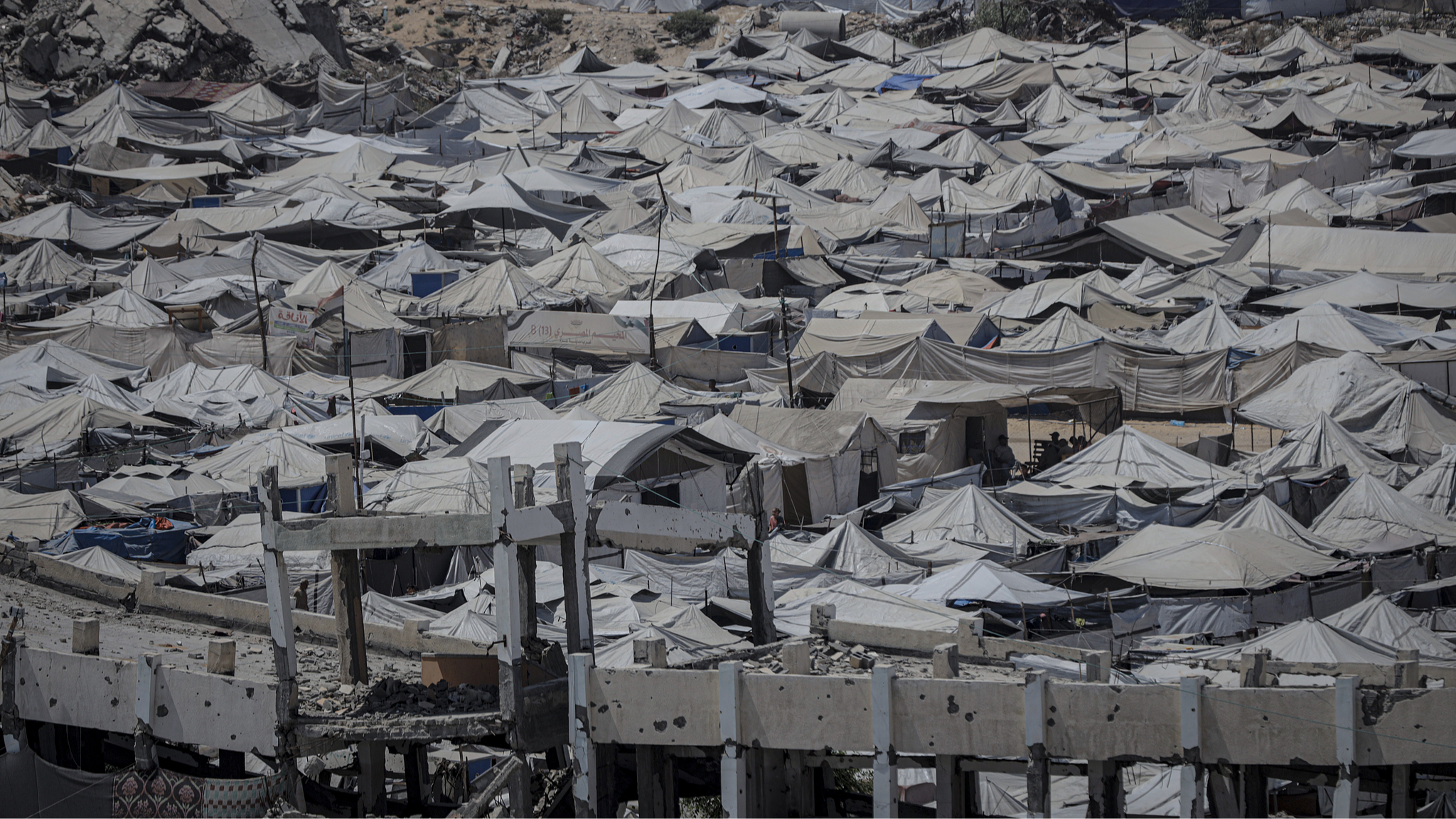 Displaced Palestinians live in makeshift tents under harsh living conditions in Gaza City, July 29, 2026. /VCG
