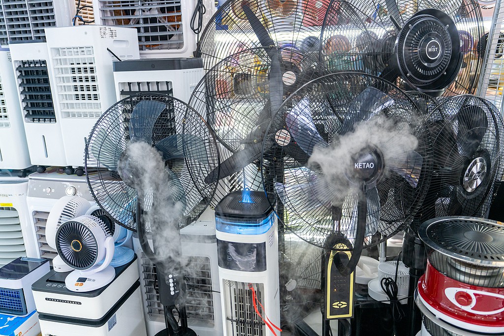 Driven by persistent heatwaves across Europe, summer cooling products at the Yiwu International Trade Market are on high demand, Yiwu, Zhejiang Province, China, July 2, 2026. /VCG