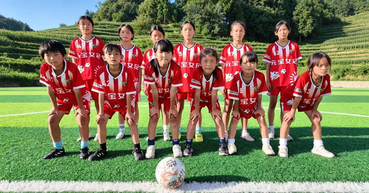 The Yuanbao Tongxin Experimental School team, hailing from a mountainous area in southwest China's Guizhou Province, poses for a picture together. /Photo provided to CGTN