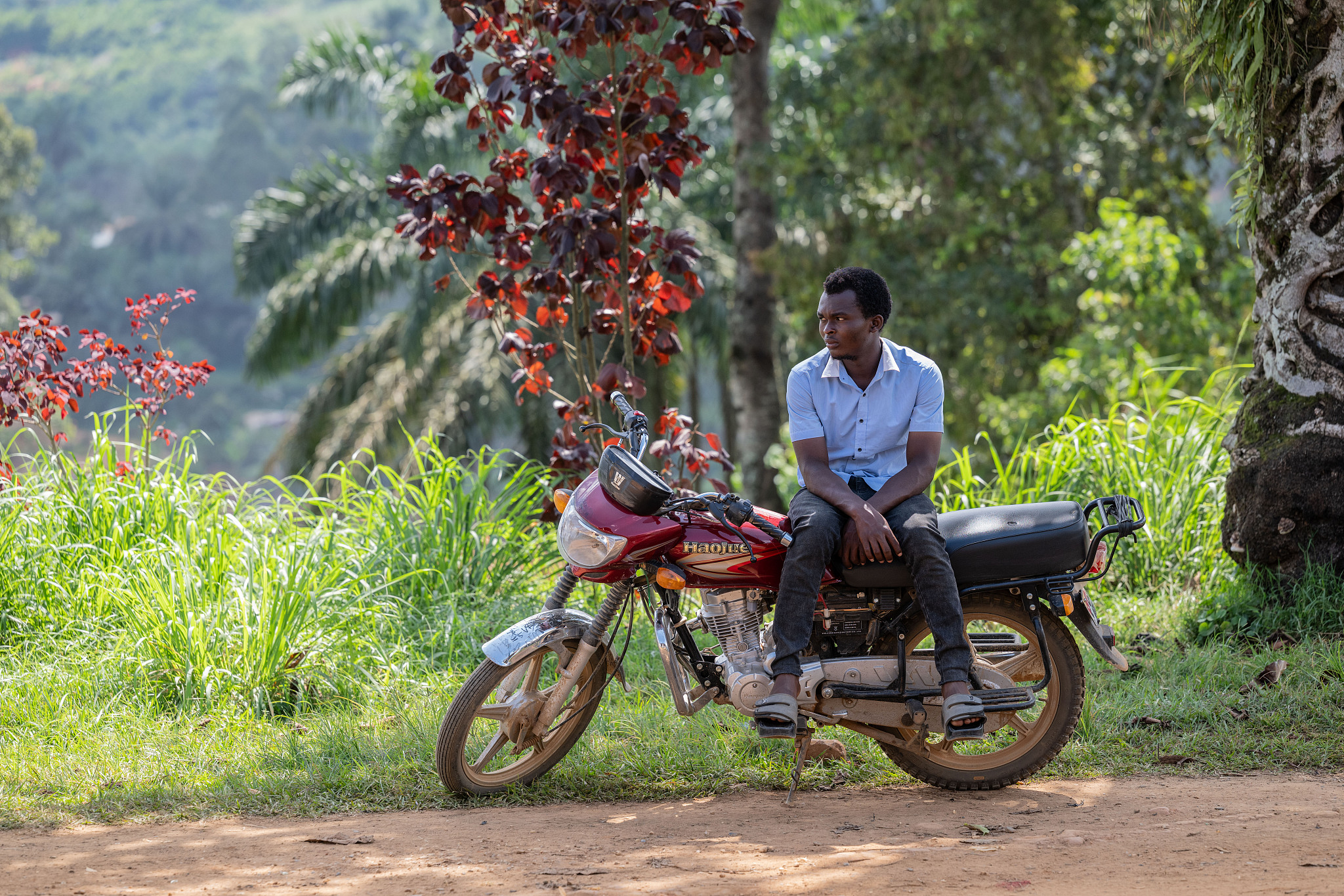 A young man waits outside Mongbwalu General Referral Hospital for a relative with Ebola in Mongbwalu in the eastern Democratic Republic of the Congo (DRC). /CFP