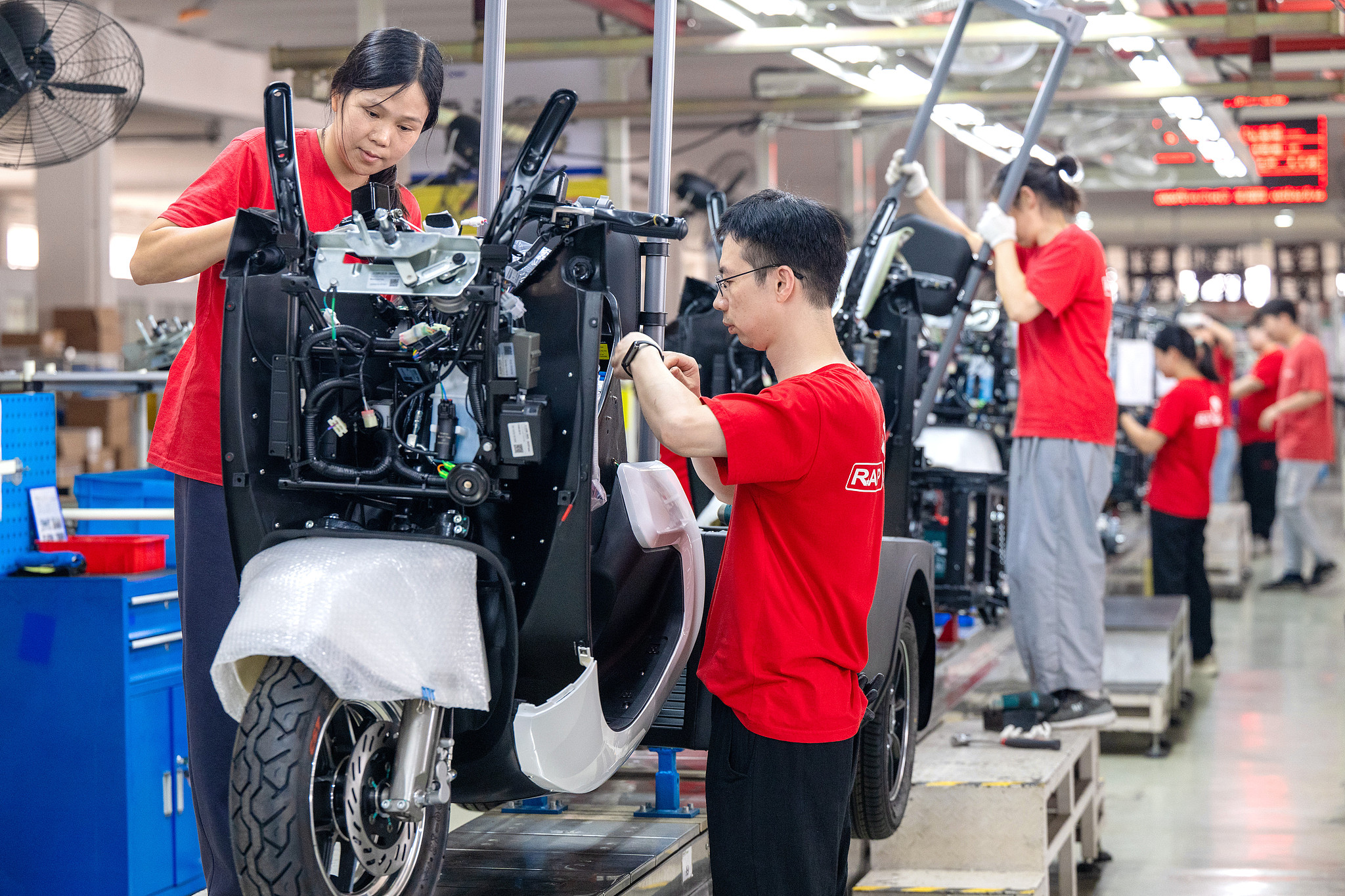 Chinese-made new energy tricycles are shipped in batches to Europe, Southeast Asia, Africa and Latin America. Workers speed up production to fulfill overseas orders, Zhejiang Province, China, June 4, 2026. /VCG