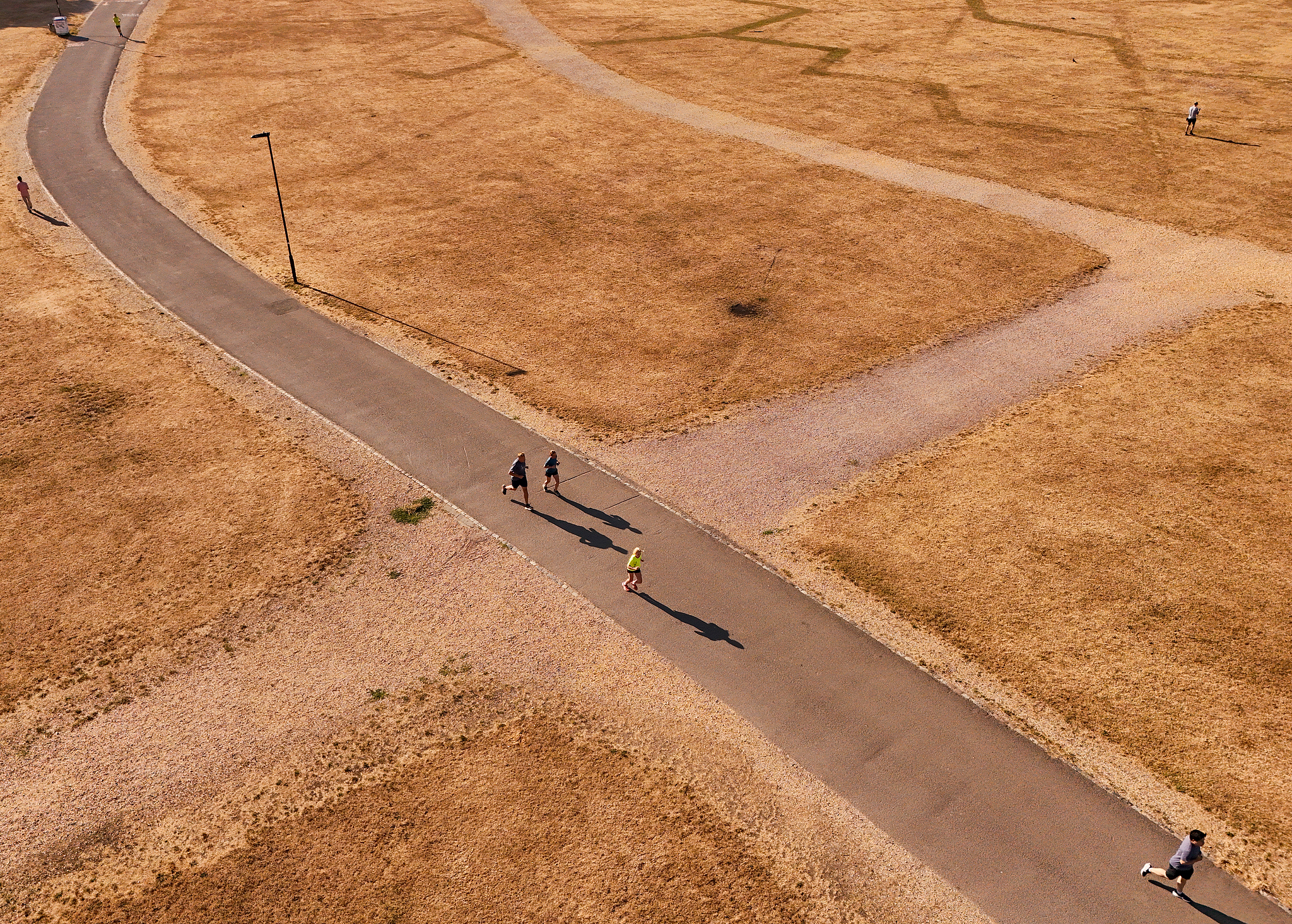 Cyclists, joggers and dog walkers traverse parched, desert-like landscapes in Southampton, the UK, July 29, 2026. /VCG
