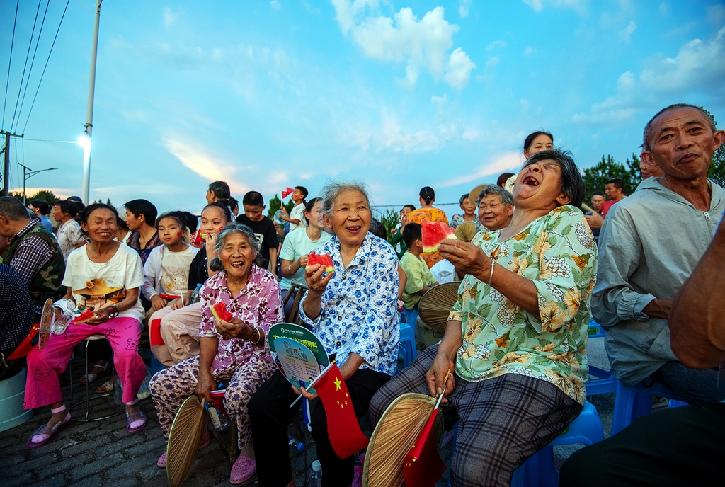 People enjoy slices of fresh watermelon in Chongqing, southwest China, July 15, 2026. /IC Photo
