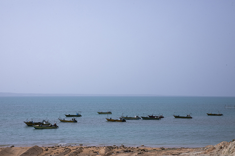 Fishing boats sit idle along the Strait of Hormuz near Qeshm Island, Iran, May 17, 2026. /VCG