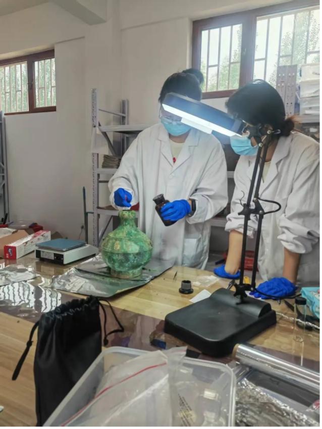 Staff members from the Science and Technology Department of the Ningxia Institute of Cultural Relics and Archaeology extract samples. /CMG