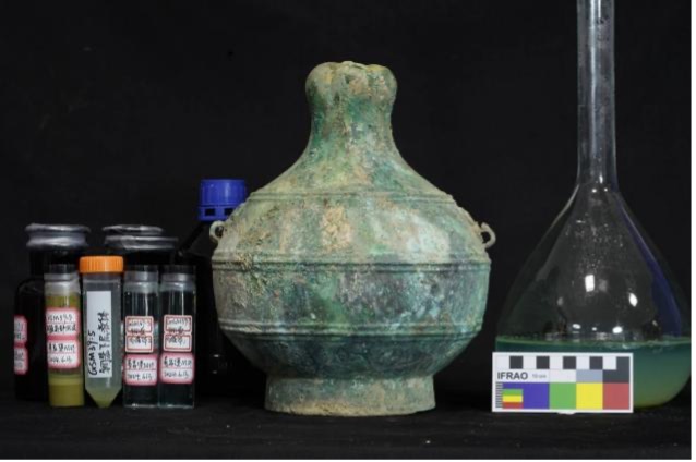 A bronze vessel and an extracted sample of grain-based alcohol /CMG