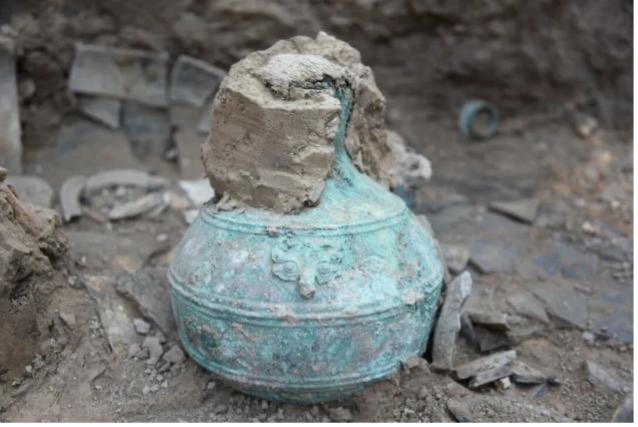 A bronze vessel at the time of its discovery /CMG
