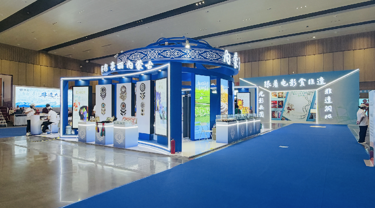 Xinjiang Hosts Cultural Heritage Exhibition Showcasing Silk Road Diversity 26 Cultural heritage artisans and classic folk artworks from across China at an exhibition in Shihezi