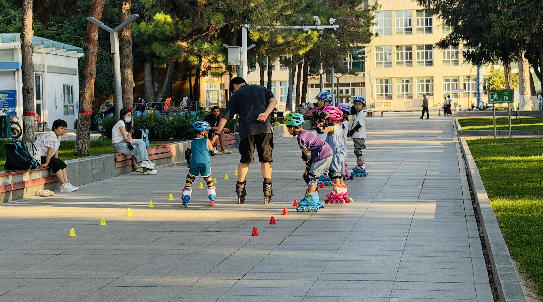 Children learn in-line skating at a local park in Shihezi, Xinjiang Uygur Autonomous Region, embracing outdoor summer activities. /CGTN