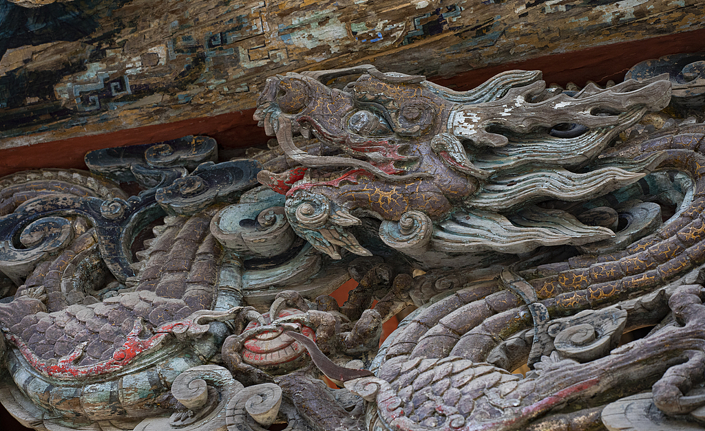 A dragon carving on the wooden structure of the Shuijing Stage is seen at Jinci Temple, Taiyuan, Shanxi Province. /IC