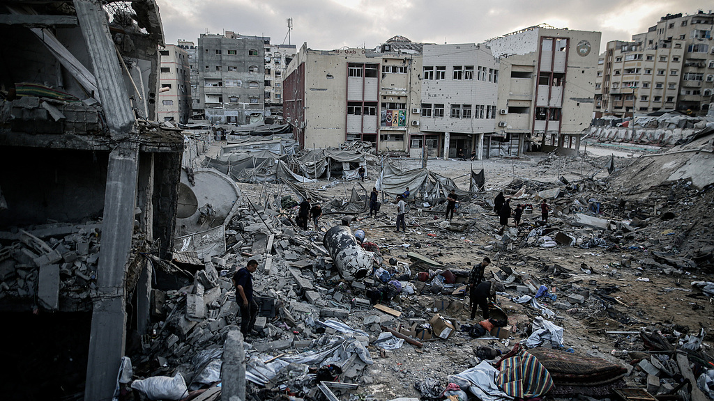 Palestinians inspect the debris following an Israeli airstrike the day before in Gaza City, July 30, 2026. /VCG
