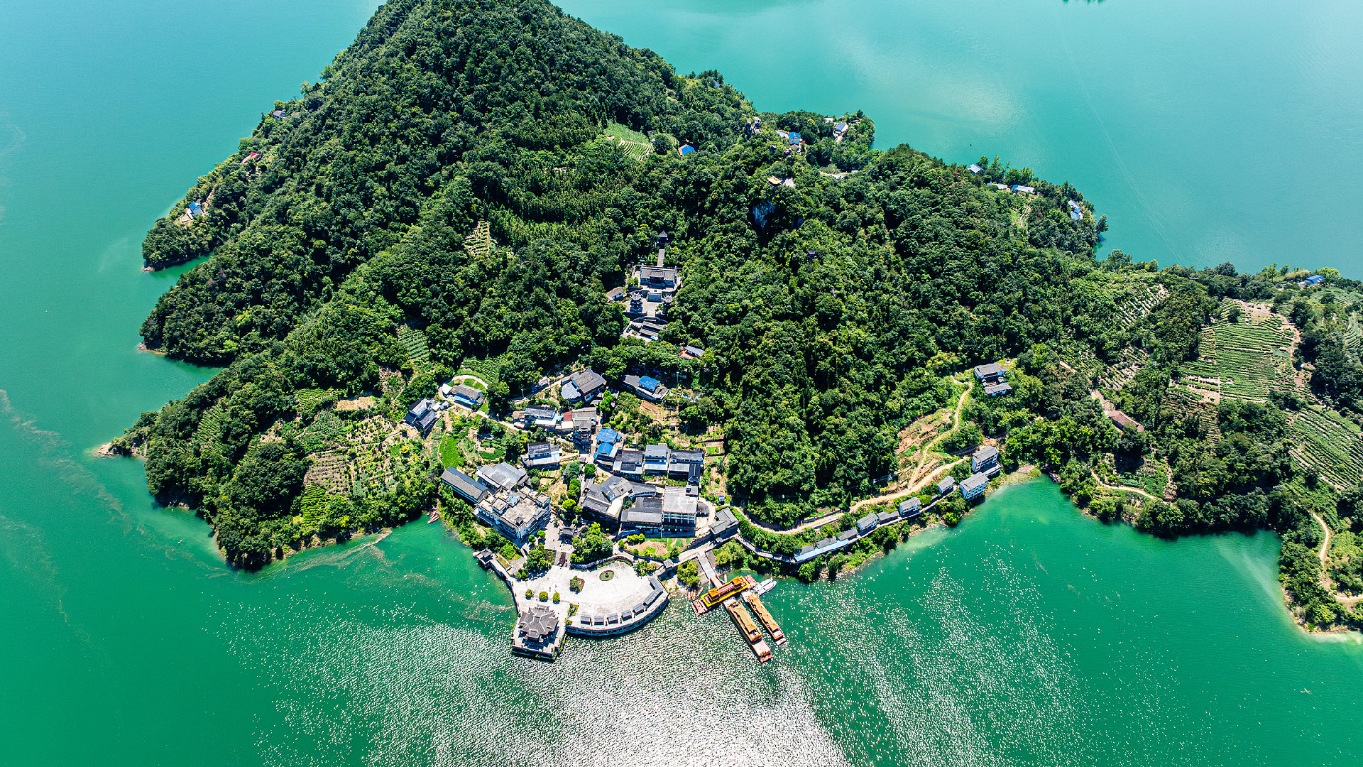 Live: Escape the heat at Qingjiang Gallery Scenic Area in Hubei, China