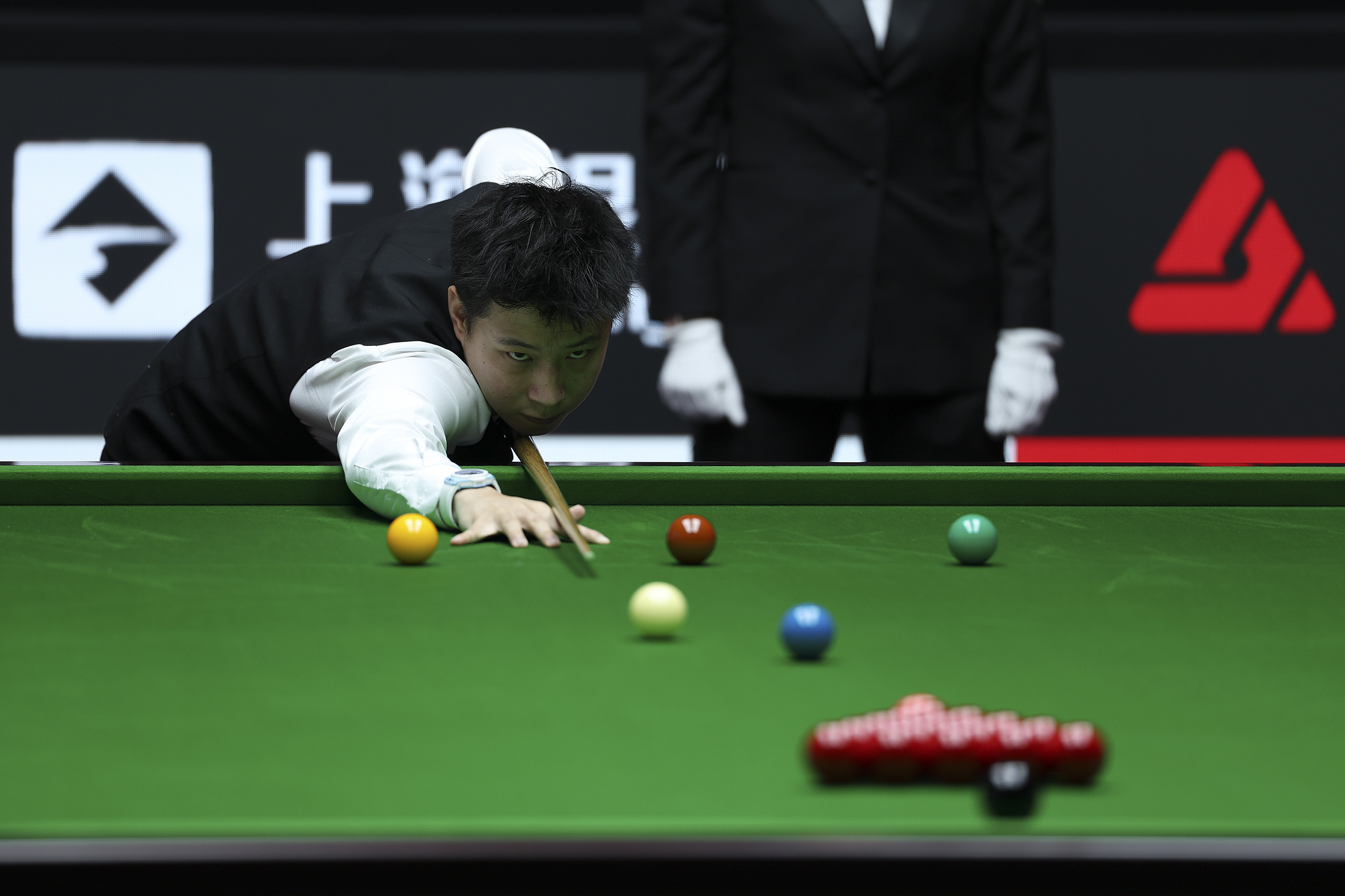 China's Zhao Xintong prepares to take a shot against Australia's Neil Robertson in a quarterfinal match at the World Snooker Tour Shanghai Masters in Shanghai, China, July 30, 2026. /VCG