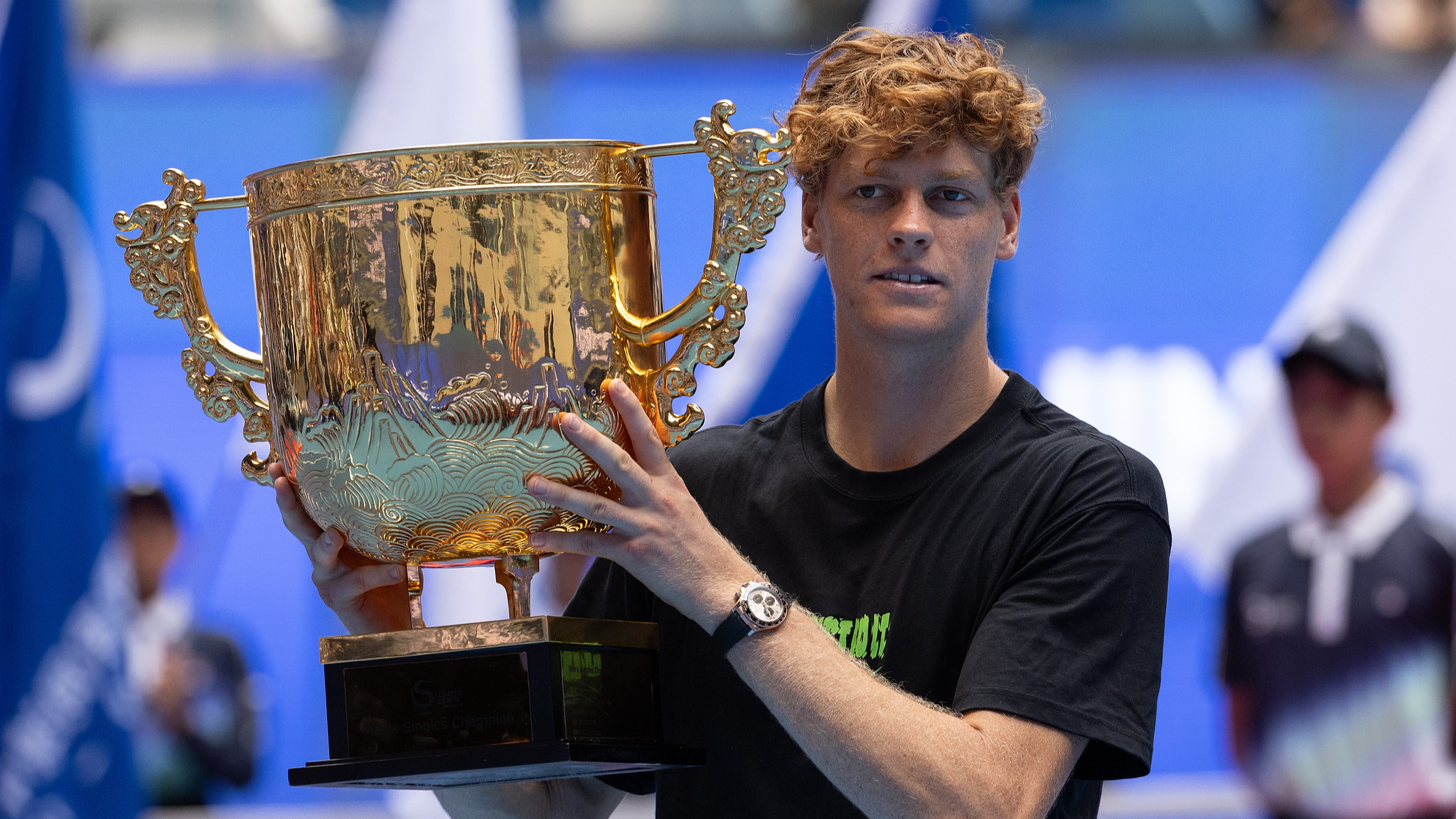 Italy's Jannik Sinner celebrates with the championship trophy after beating the USA's Learner Tien in the men's singles final at the China Open tennis tournament in Beijing, China, October 1, 2025. /VCG