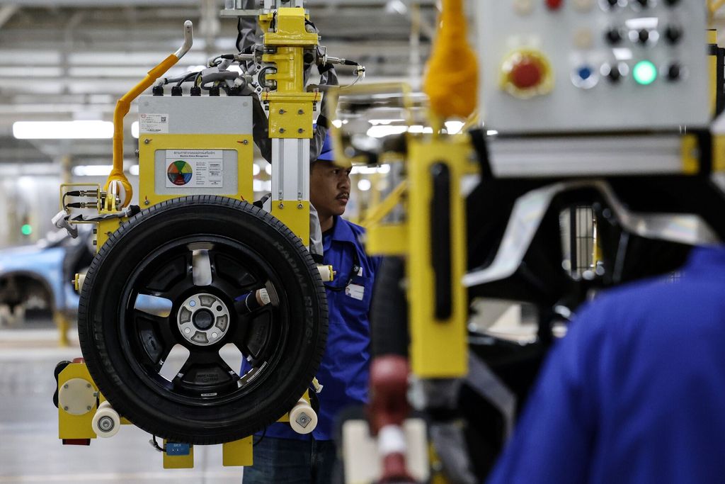 Workers assemble parts of electric vehicles inside BYD's new plant in Nikhom Phatthana, Rayong Province, Thailand, July 4, 2024. /VCG