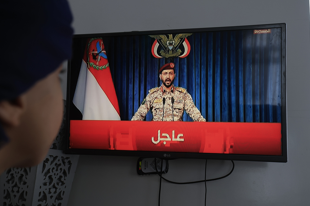 A person watches Houthi military spokesperson Yahya Sarea delivering a televised statement in Sana'a, Yemen, July 25, 2026. /VCG