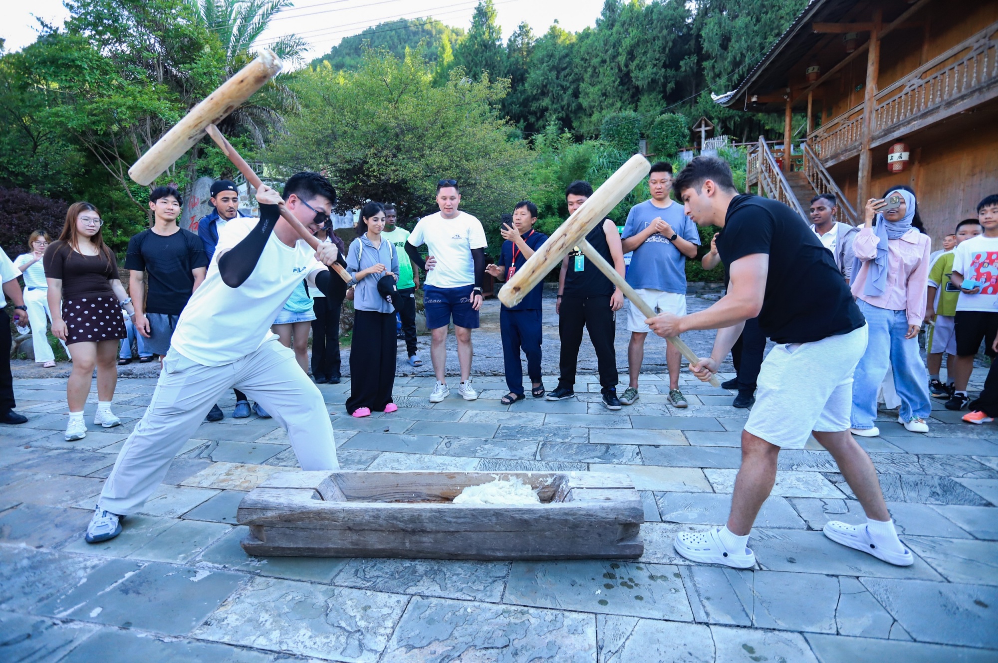 Tourists from home and abroad immerse themselves in rich ethnic experiences in Yinjiang Tujia and Miao Autonomous County in southwest China's Guizhou Province on July 21, 2026. /Tongren Media Convergence Center