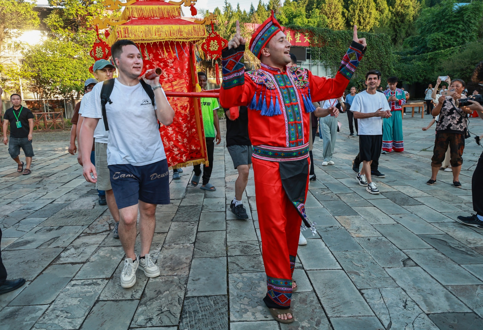 Tourists from home and abroad immerse themselves in rich ethnic experiences in Yinjiang Tujia and Miao Autonomous County in southwest China's Guizhou Province on July 21, 2026. /Tongren Media Convergence Center
