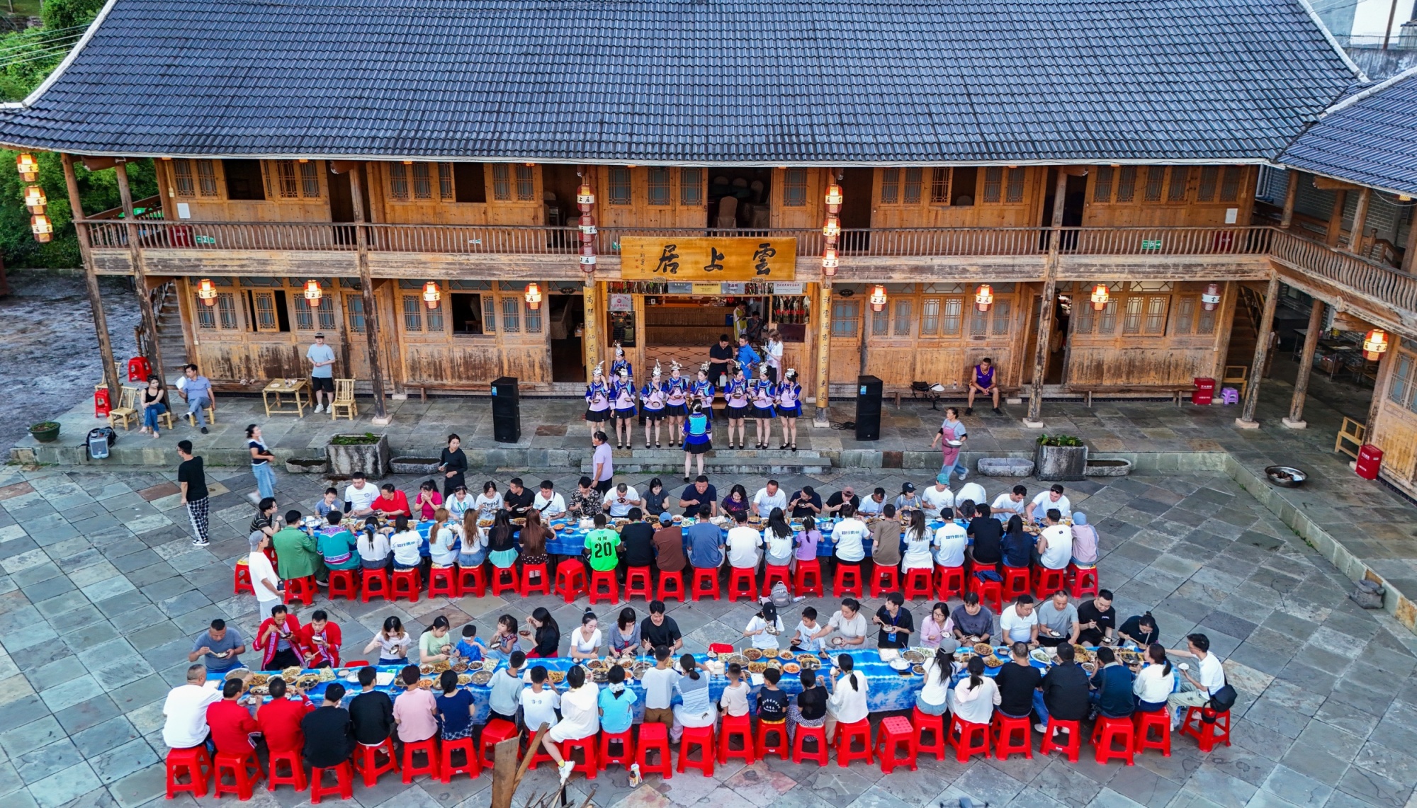 Guests feast at a long-table banquet in Yinjiang Tujia and Miao Autonomous County in southwest China's Guizhou Province on July 21, 2026. /Tongren Media Convergence Center