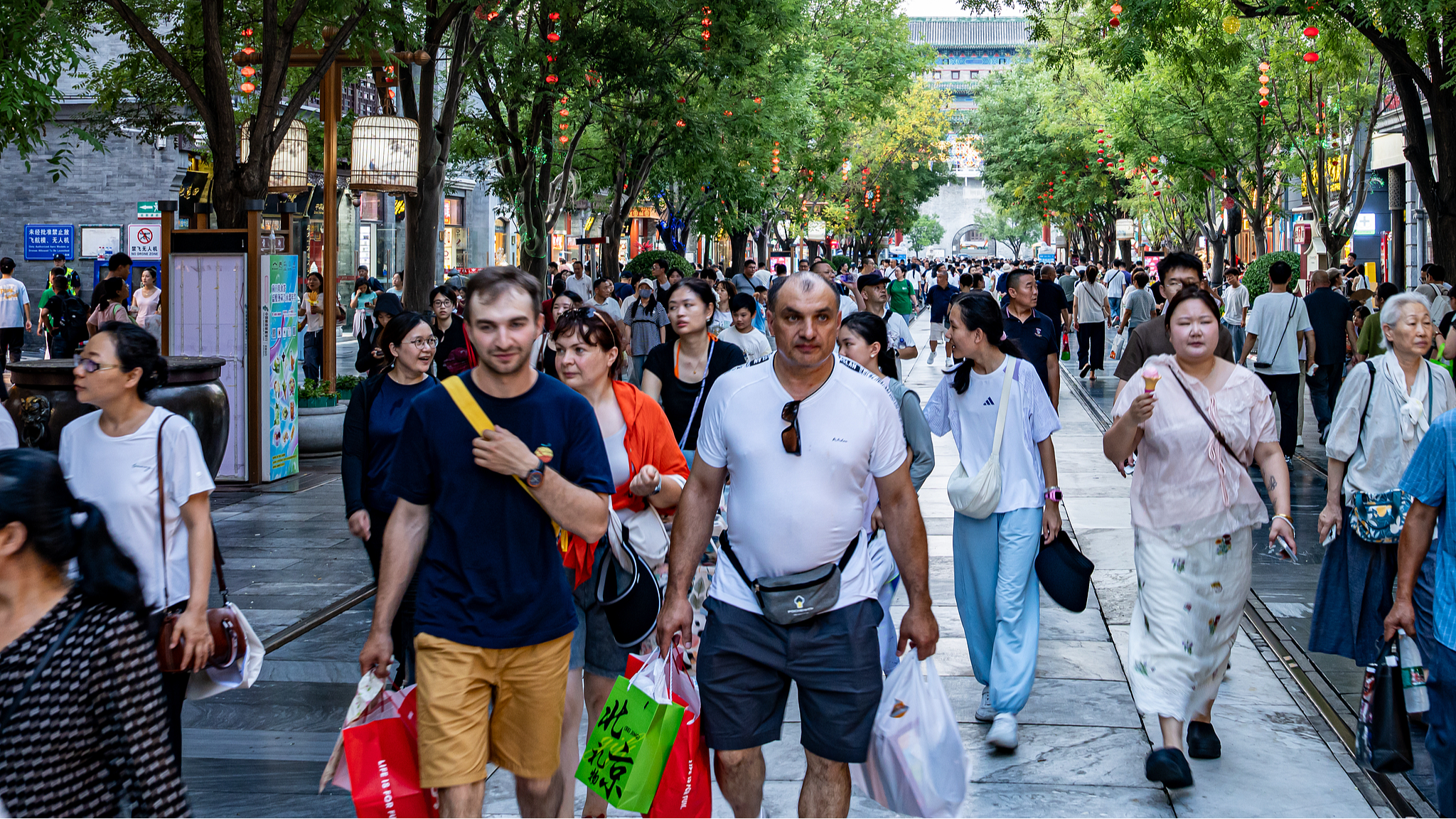 Foreign tourists in Beijing, July 30, 2026. /VCG