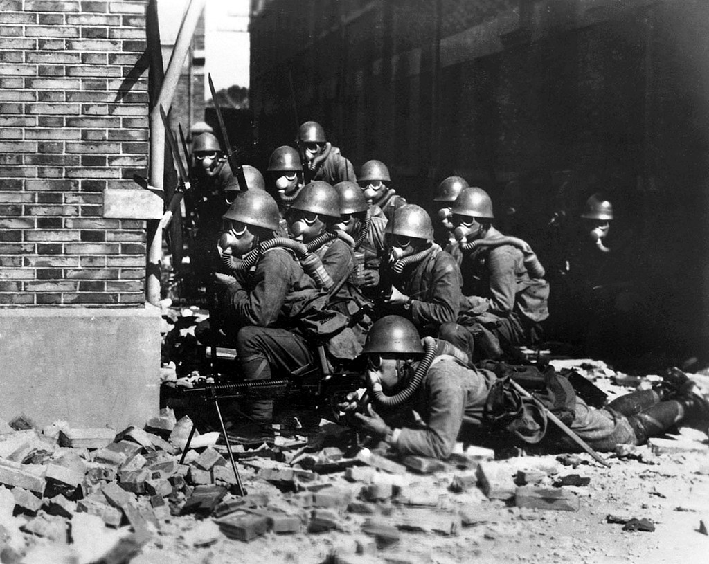 This file photo shows Japanese troops wearing gas masks during the Battle of Shanghai in 1937, when they were confirmed to have used poison gas in contravention of international humanitarian law. /CFP