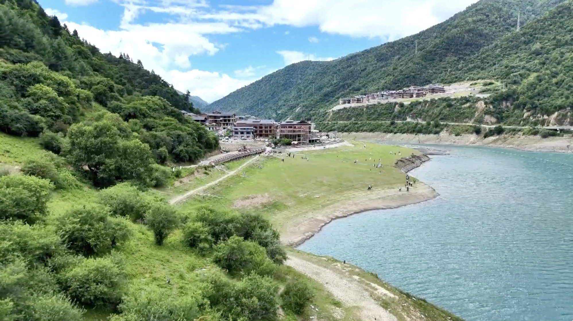 Pingwu charms overseas tourists with Baima culture and mountains