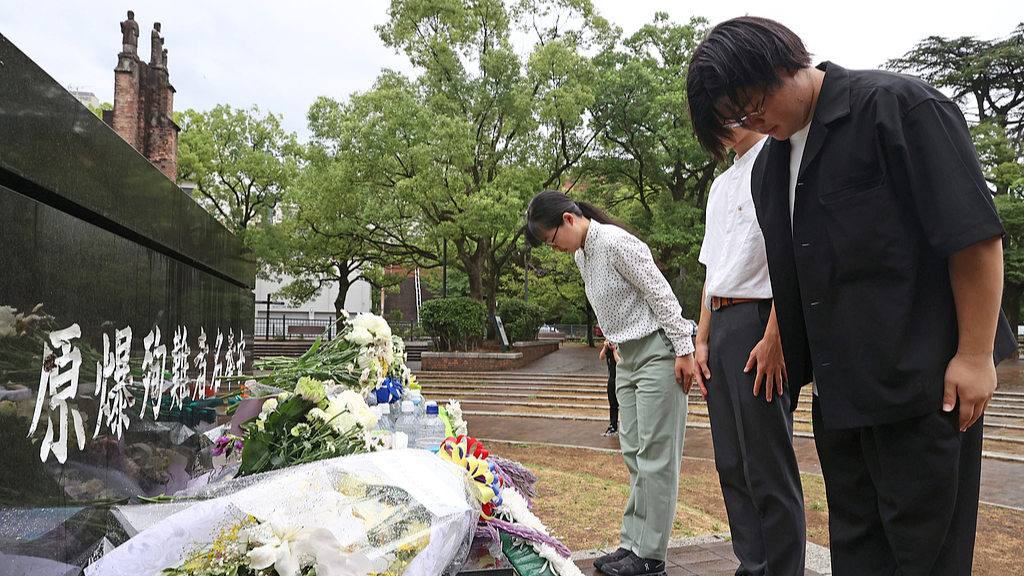 People offer flowers and prayers for atomic bomb victims at Bakushinchi-koen, Atomic Bomb Hypocenter Park, in Nagasaki, Japan, August 9, 2023. /VCG  