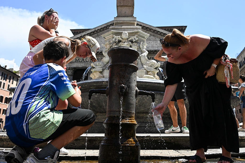 People refresh themselves at a fountain in front of the Pantheon during high temperatures in Rome, Italy, June 26, 2026. /VCG