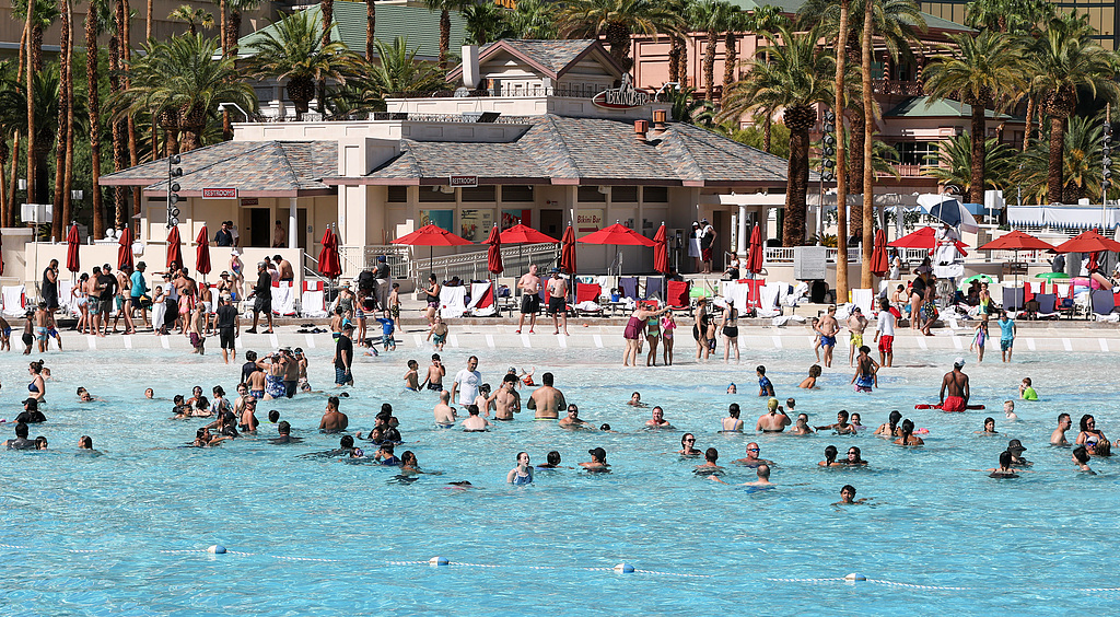 Guests cool off in a wave pool to escape a heat dome affecting much of the western United States, Las Vegas, Nevada, US, July 31, 2026. /VCG