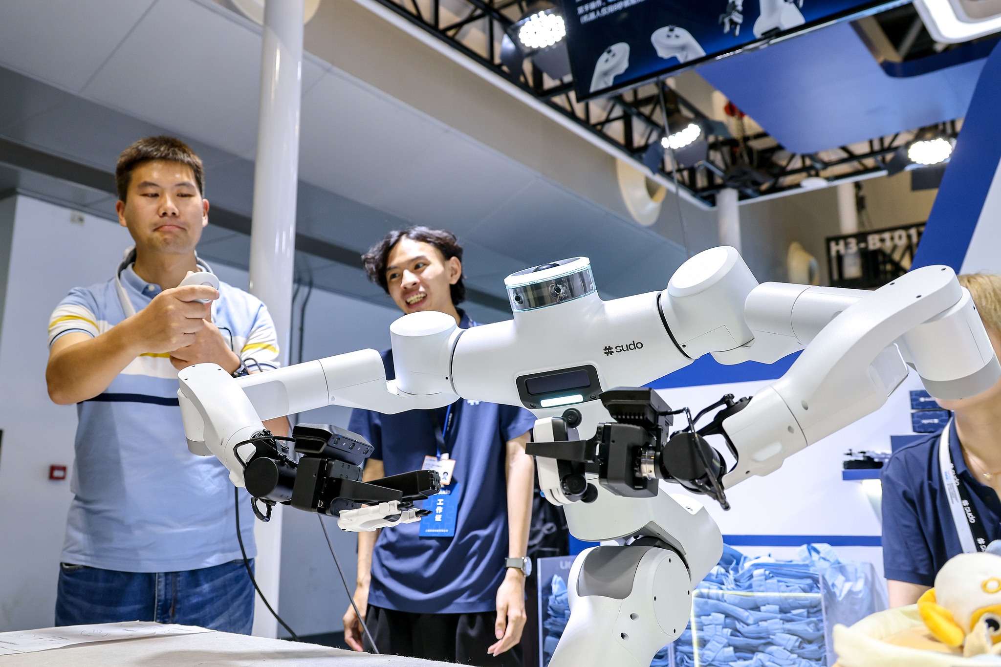 A staff controls the robot in real time to perform complex actions at the 2026 World Artificial Intelligence Conference, Shanghai, China, July 29, 2026. /VCG