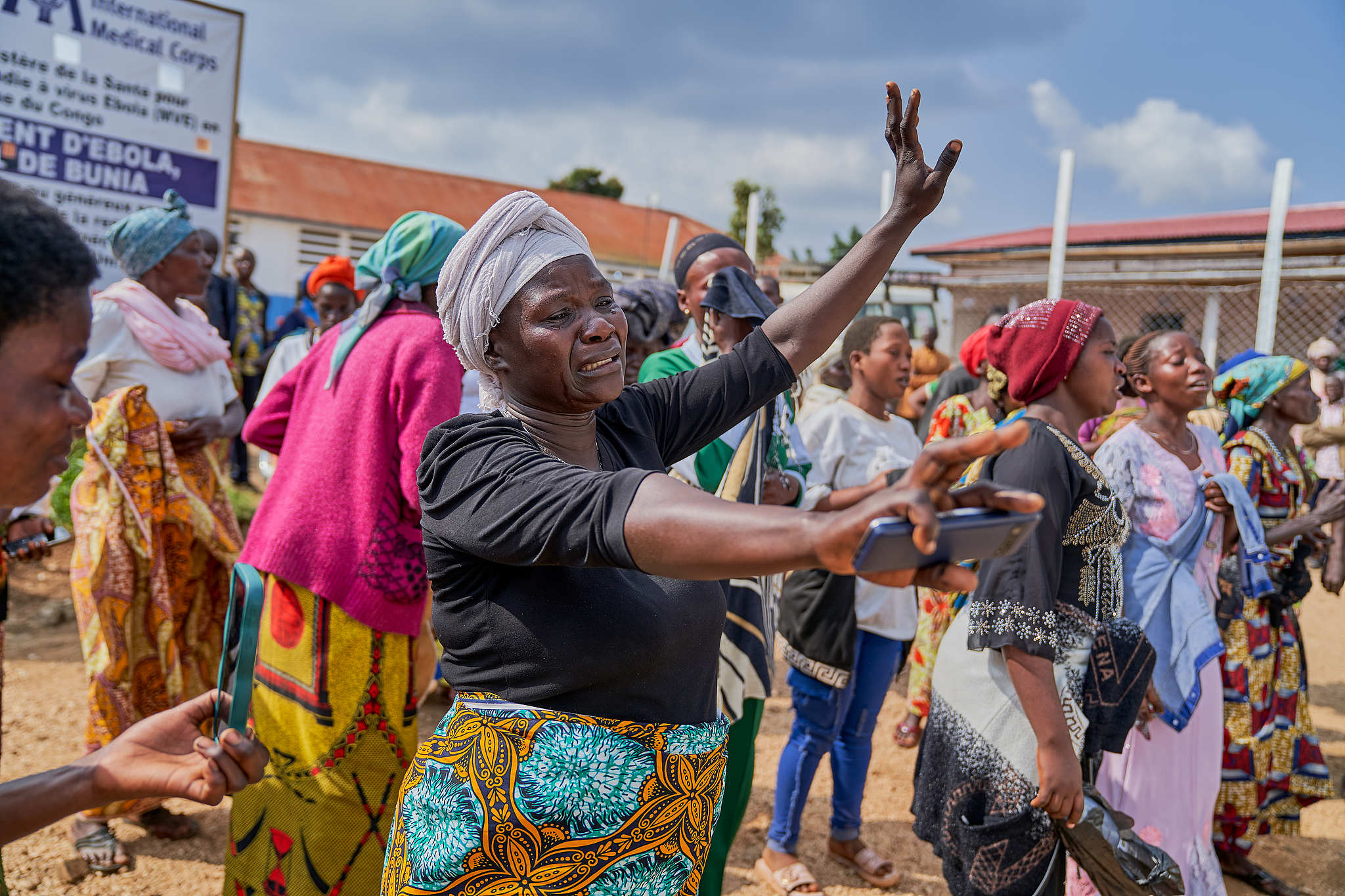 Relatives of Ebola patients react outside an Ebola treatment center in the Democratic Republic of the Congo, July 22, 2026. /VCG