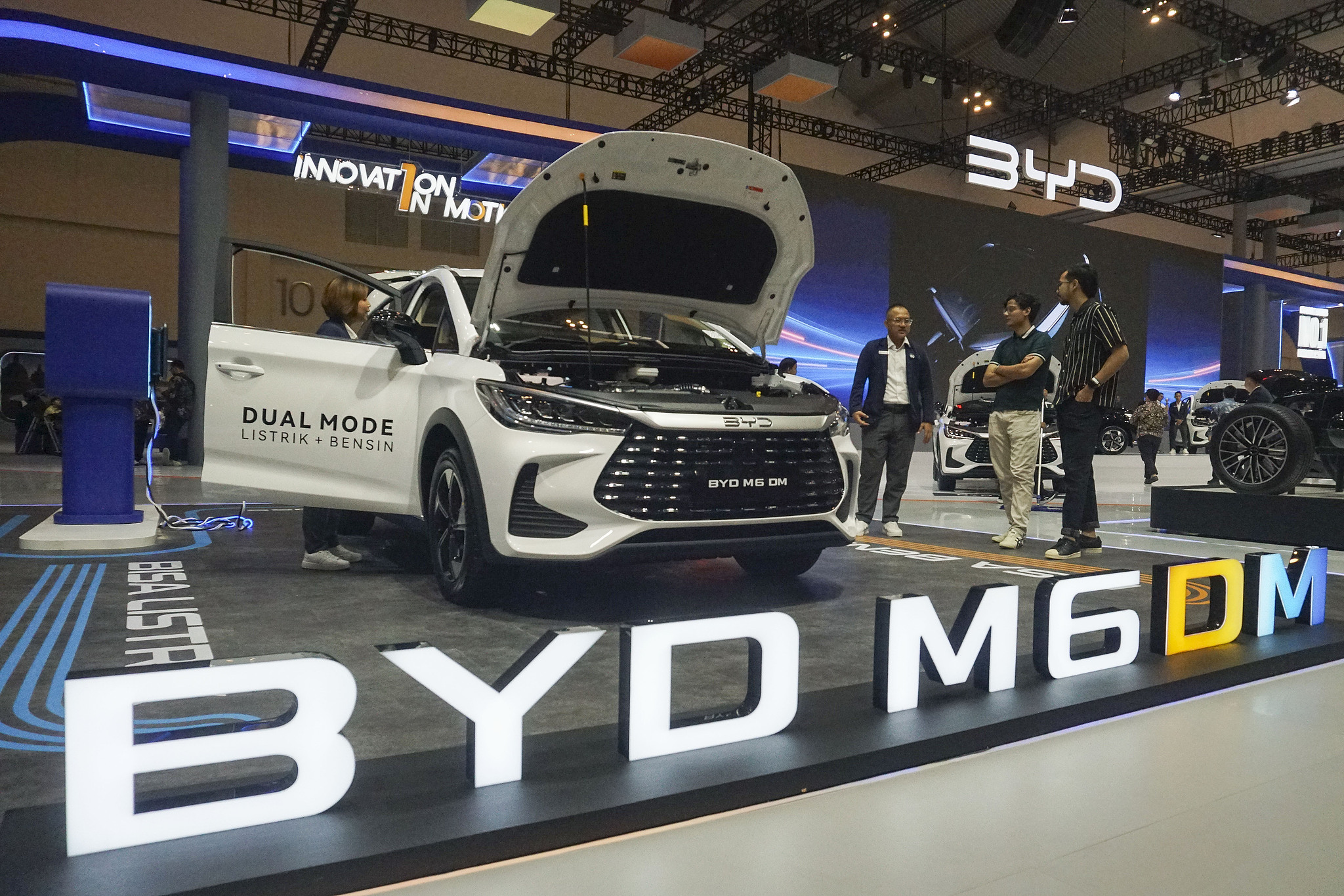 Visitors talk with a sales representative beside a BYD electric vehicle on display during the Gaikindo Indonesia International Auto Show 2026, Tangerang, Banten, Indonesia, July 30, 2026. /VCG