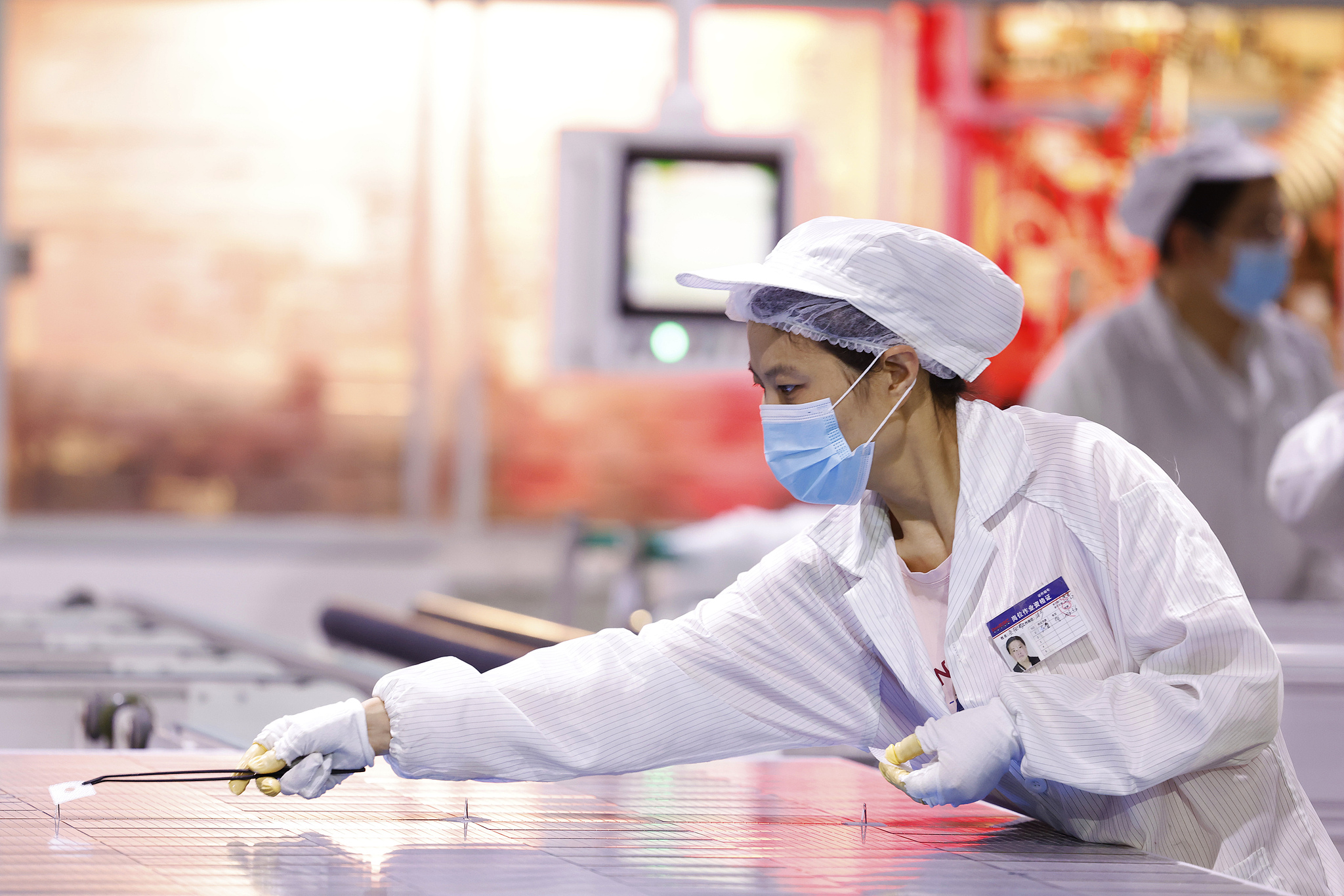 Workers processing export orders for photovoltaic panel components, in a 5G smart workshop, Jiangsu Province, China, June 2, 2025. /VCG