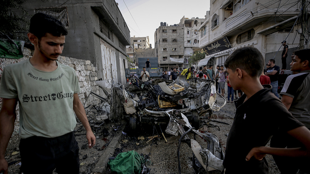 Palestinians inspect wrecked vehicle following the Israeli attack on a moving vehicle in the Al-Sabra neighborhood of Gaza, August 2, 2026. /VCG