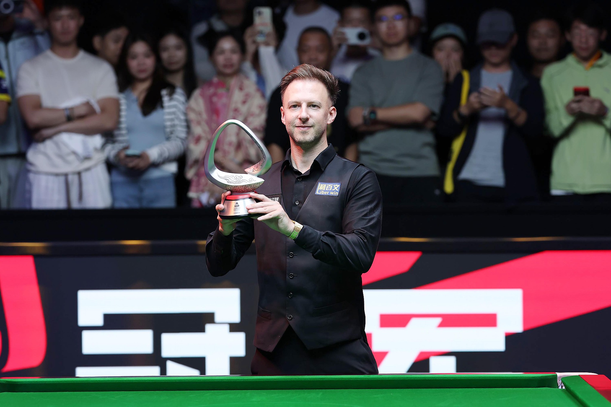 Judd Trump celebrates with the trophy after defeating English compatriot Kyren Wilson to win the final at the World Snooker Tour Shanghai Masters in Shanghai, China, August 2, 2026. /VCG