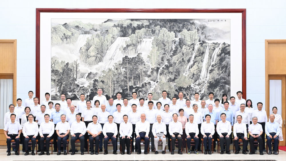 Senior CPC official visits prominent experts