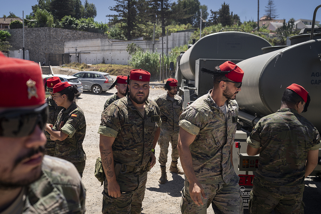 Members of the Spanish army are deployed on the beach next to the CETI Temporary Immigration Center in Ceuta, Spain, August 2, 2026. /VCG