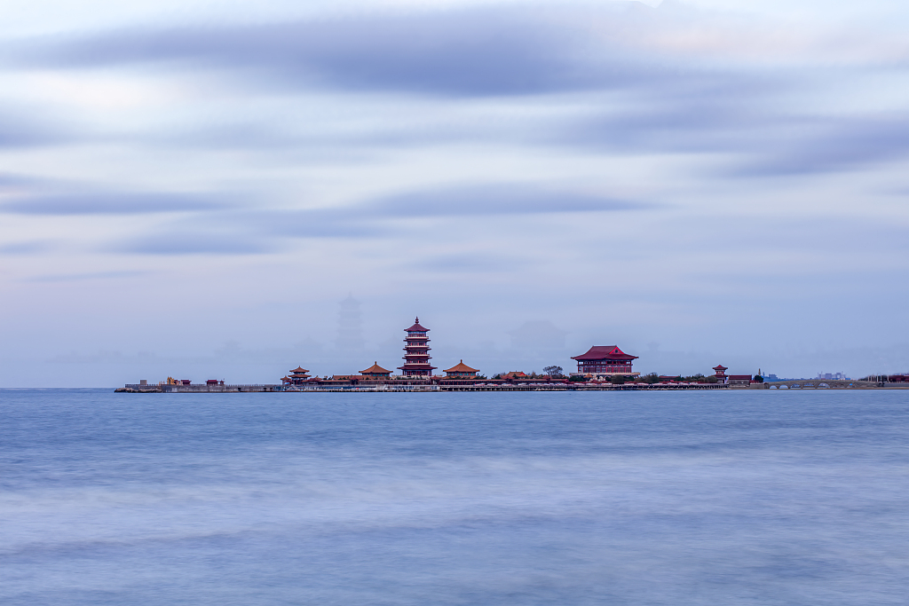 A sea mirage appears above the Eight Immortals Crossing the Sea Scenic Area in Penglai, Yantai, east China's Shandong Province.