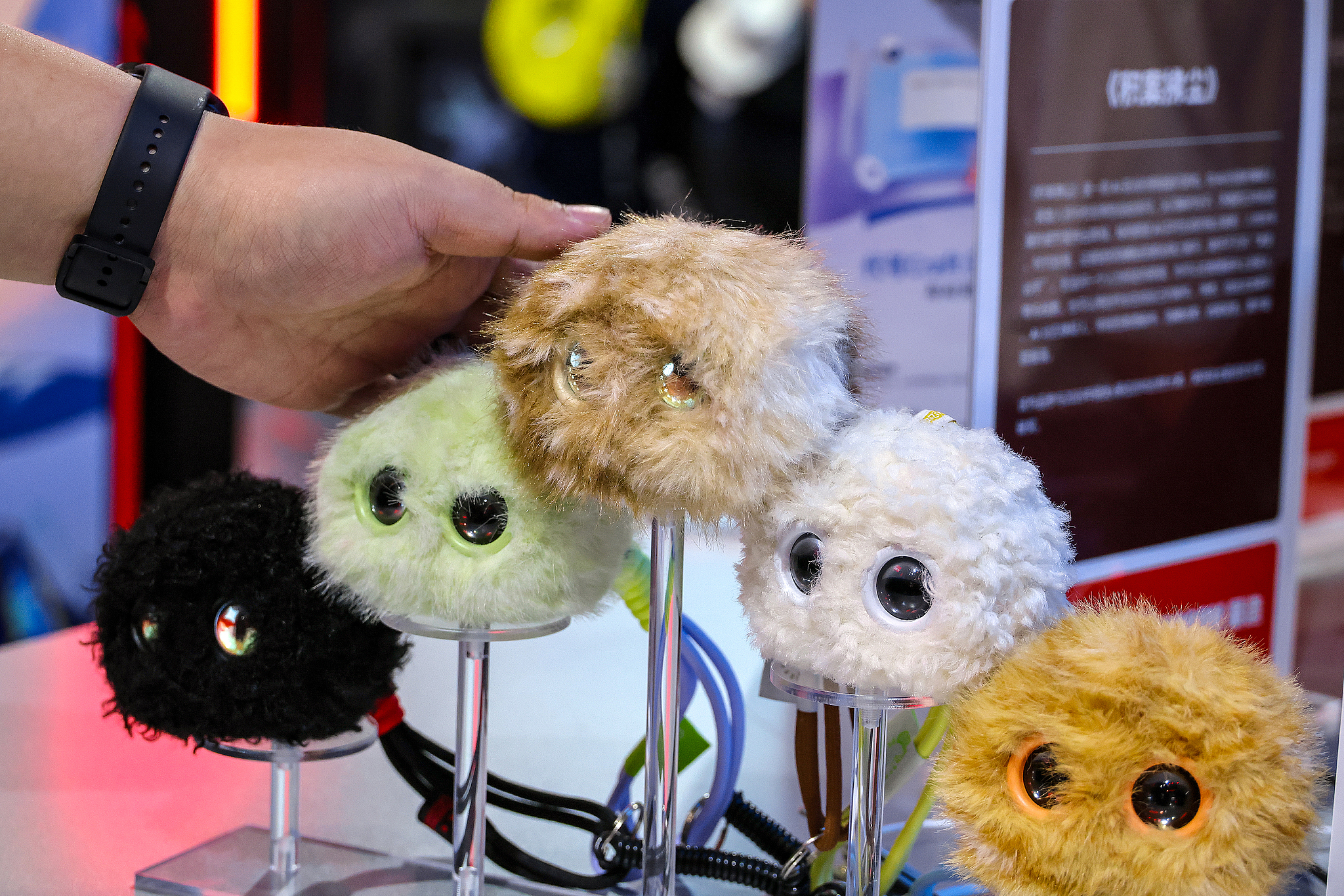 Players experienced Fuzozo, a companion robot powered by AI large models, at ChinaJoy, which was held in Shanghai from July 31 to August 3. /VCG