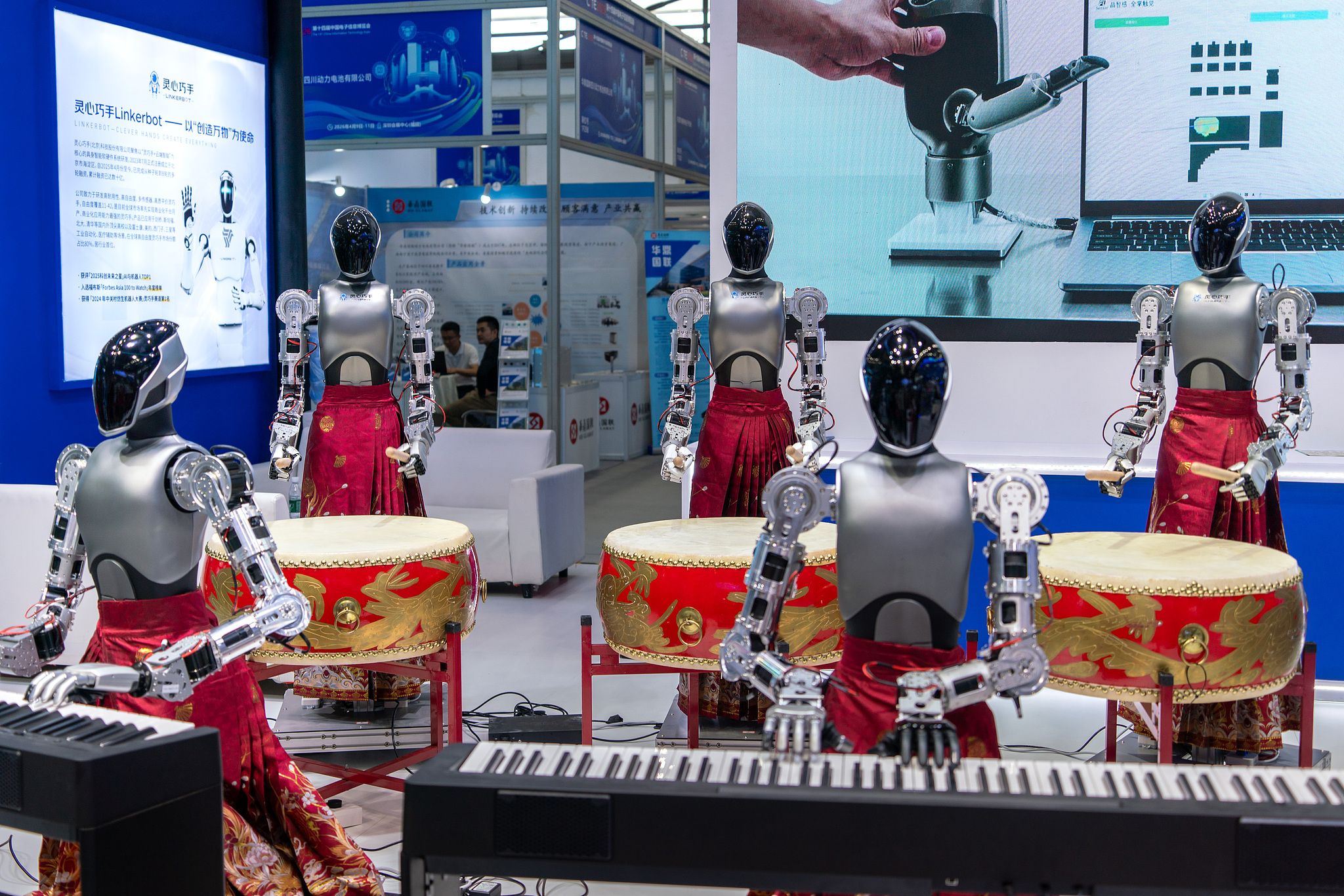 The Linkerbot Band made its debut at the China Electronic Information Expo on April 10, 2026, Shenzhen. /VCG