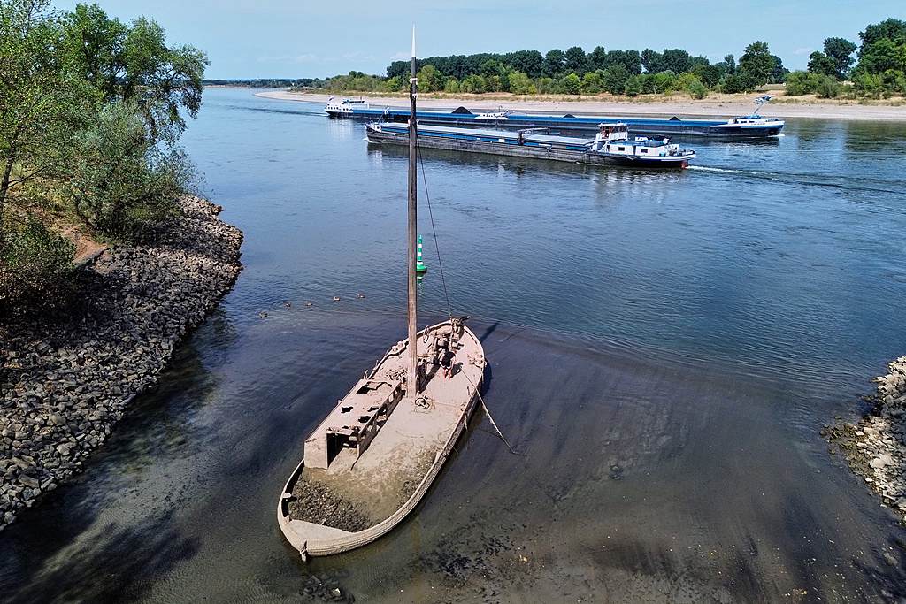 An old eel barge shipwreck exposed in the Rhine River due to low water levels, a heatwave and prolonged drought near Neuss, Germany, August 3, 2026. /VCG