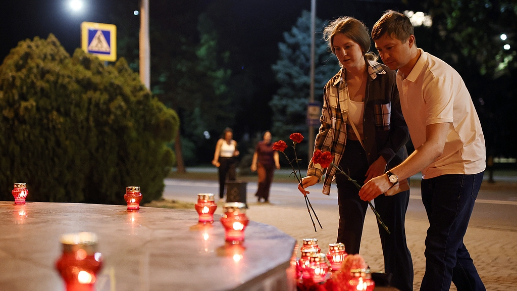 People lay flowers at a makeshift memorial for the victims of a Ukrainian drone attack on Arkhipo-Osipovka outside St. Alexander Nevsky Cathedral in Krasnodar, Russia, August 3, 2026. /VCG