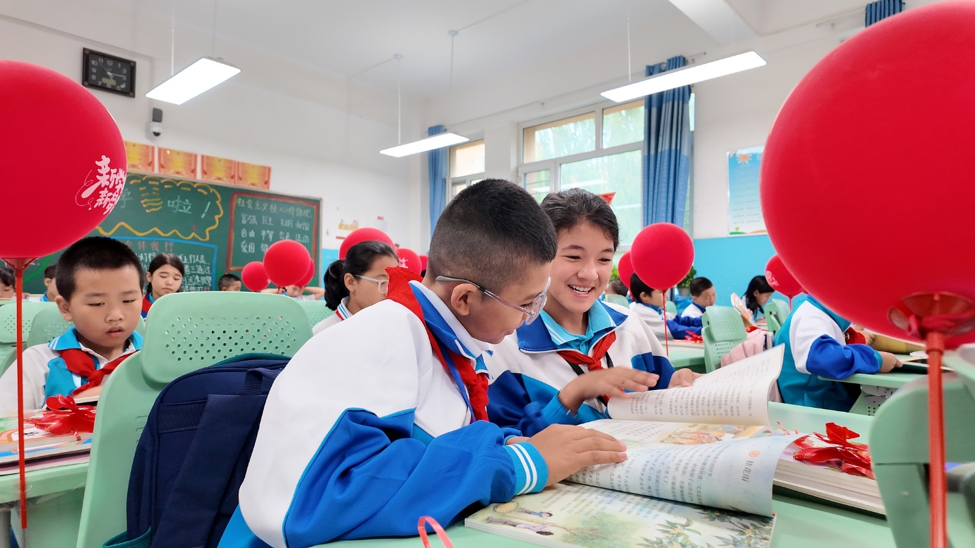 Students check their new textbooks on the first day of a new semester at a primary school in Aksu Prefecture, Xinjiang Uygur Autonomous Region, northwest China, August 24, 2025. /CFP