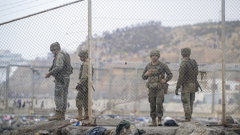 Soldiers monitor the situation as thousands of migrants attempt to swim from Morocco to the Spanish city of Ceuta in North Africa, July 31, 2026. /VCG
