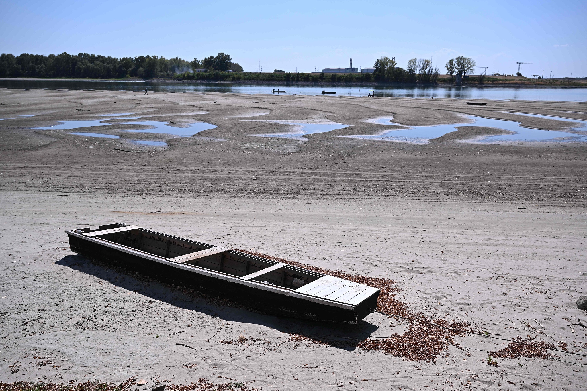 The dried-up Danube riverbed with the Paks power plant at the background, near Dunaszentbenedek, close to Paks town, Hungary, July 31, 2026. /VCG