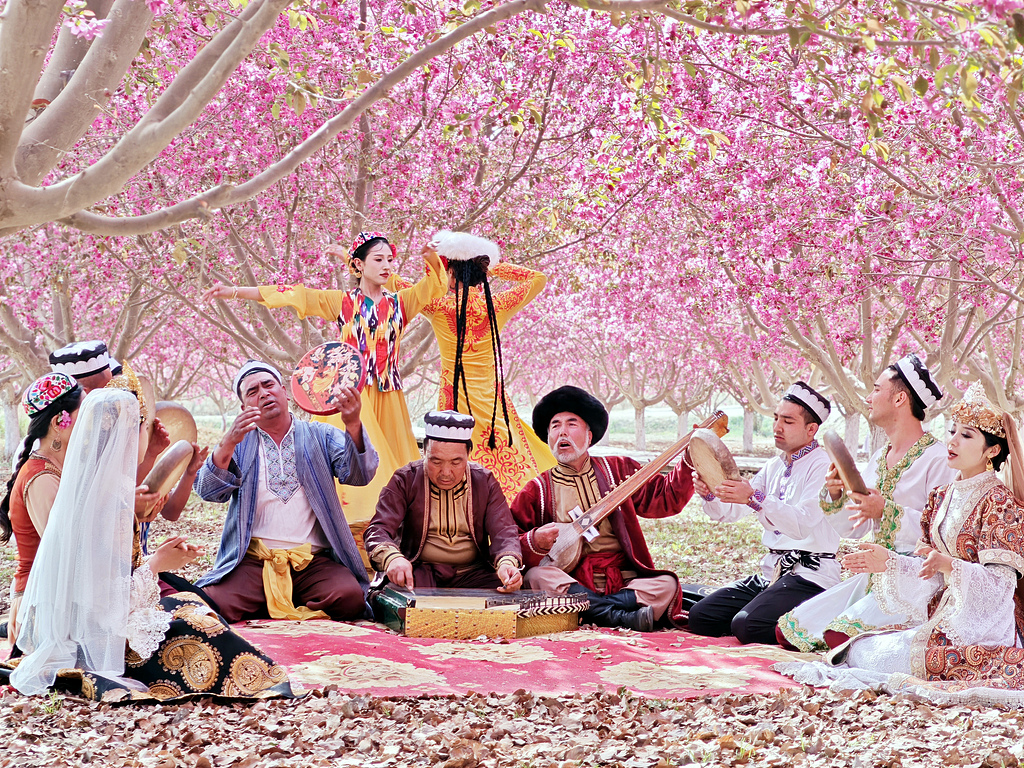 A group of musicians in Aksu perform the Muqam, a traditional Xinjiang art form that combines music and storytelling, in Aksu, Xinjiang. /VCG