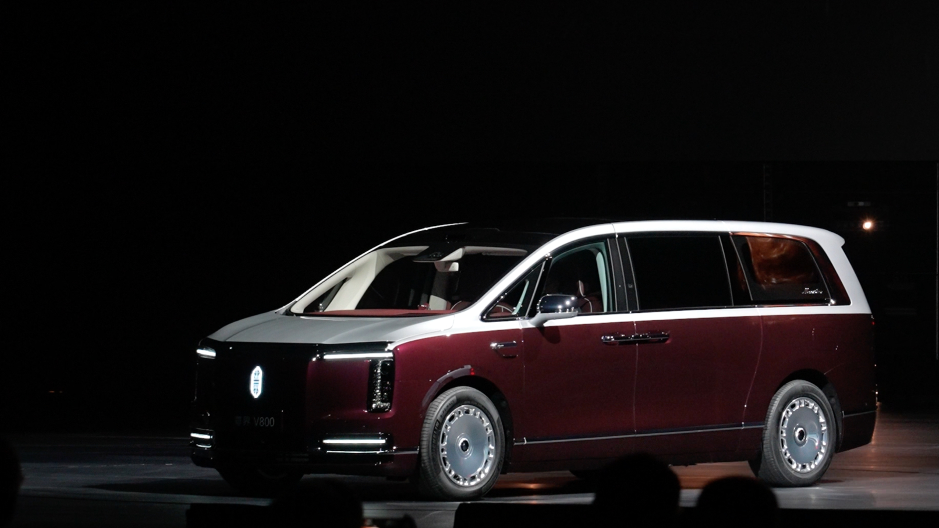 Huawei-backed Maextro launches its first ultra-luxury multi-purpose vehicle (MPV) V800 in Shenzhen, south China's Guangdong Province, August 5, 2026. /CGTN