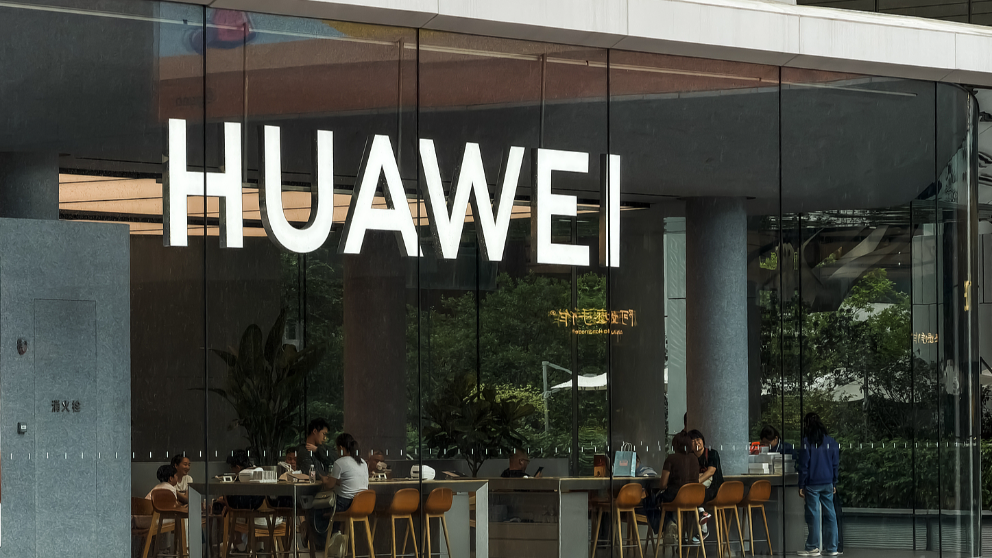 The Huawei logo is displayed on the storefront of a retail store. /VCG