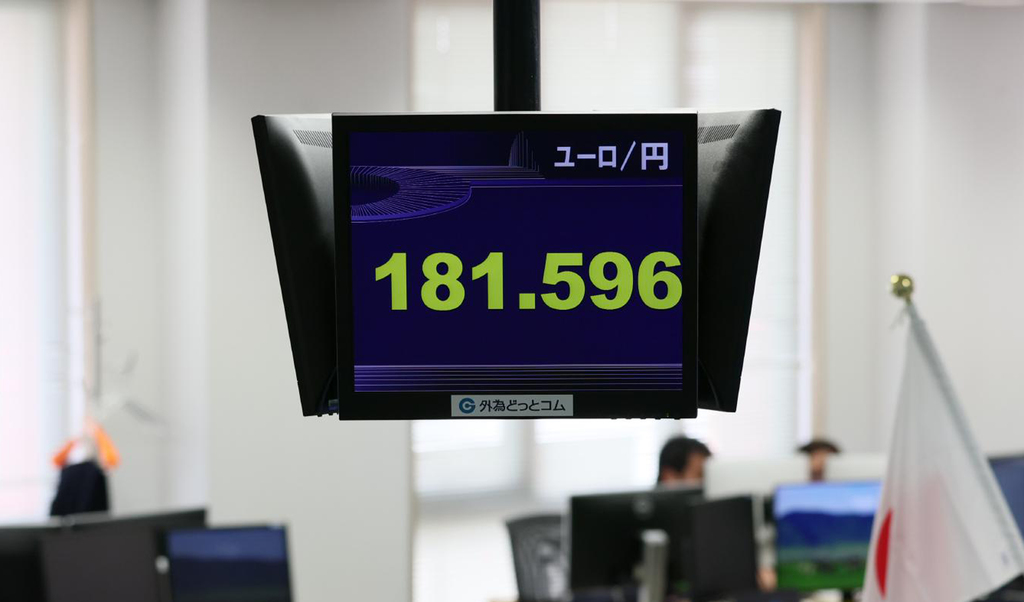 An electronic board displays the latest current exchange rate of the Japanese yen against the Euro in Minato Ward, Tokyo, August 5, 2026. /VCG